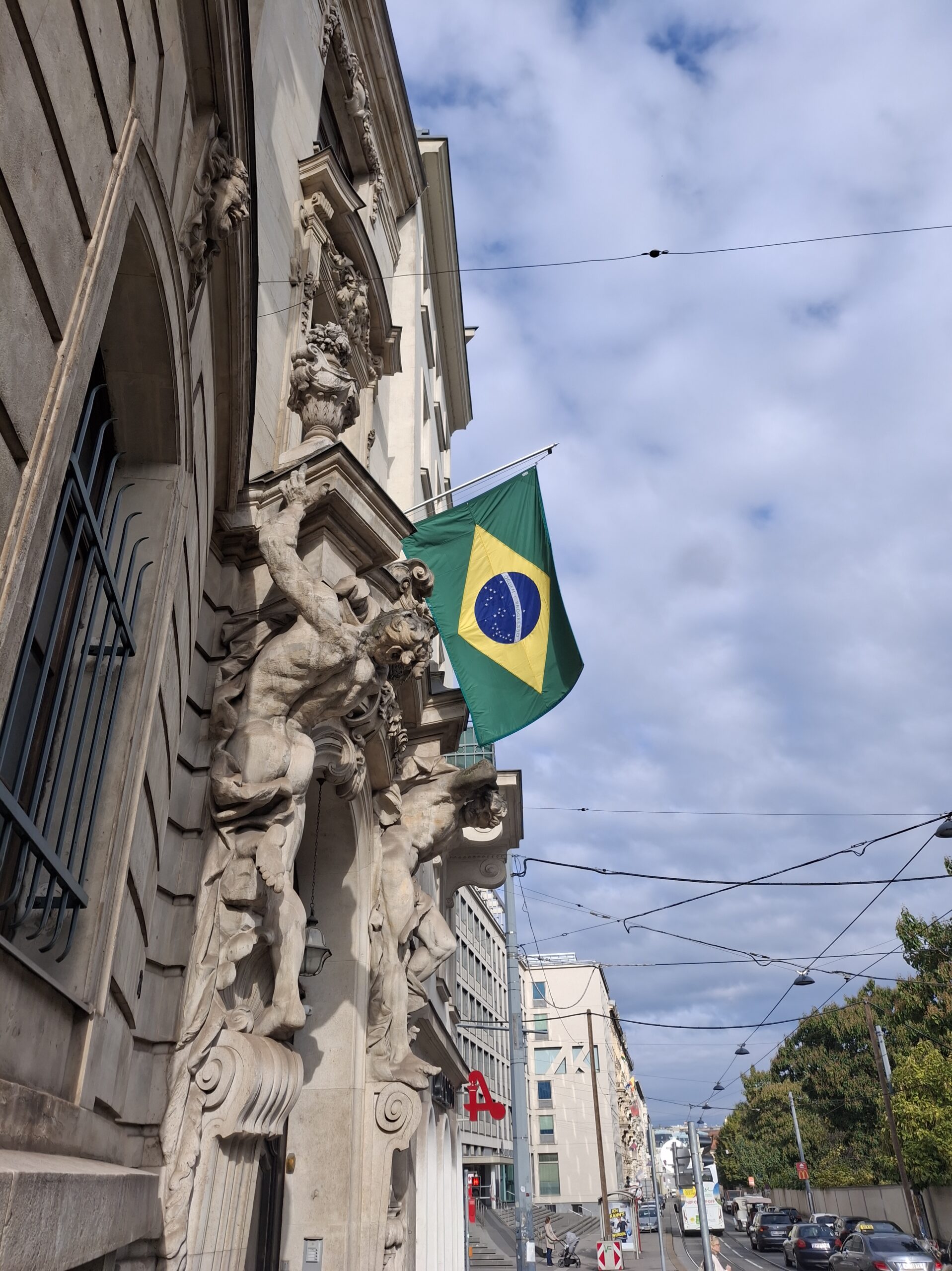 Mise en place de drapeaux au consulat du Brésil à Vienne